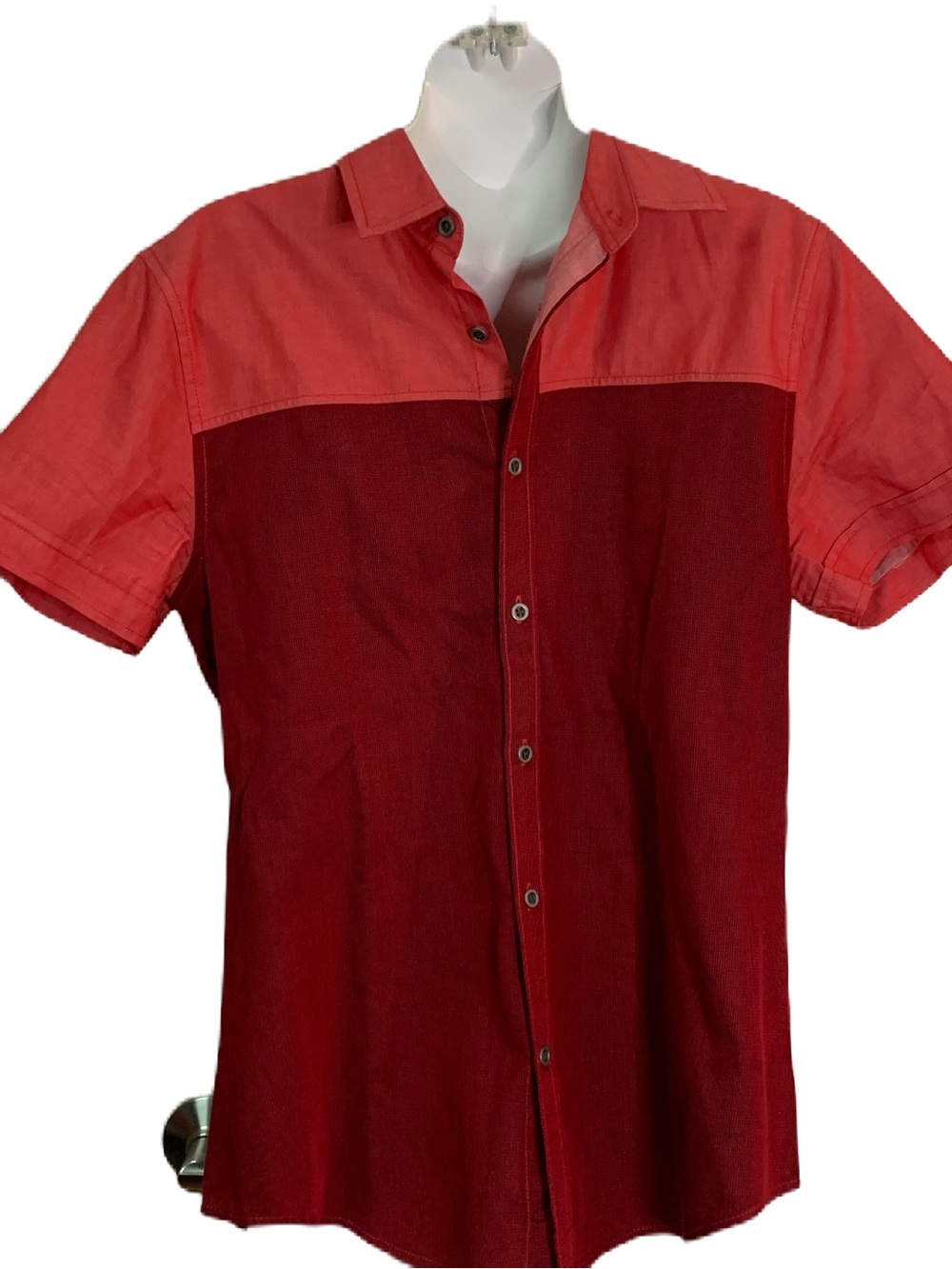 Guess Men's Two-Tone Red Short Sleeve Button-Up Shirt. EC SZ SMALL